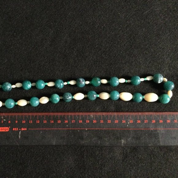 Women's necklace green and white beads elastic - Picture 2 of 5